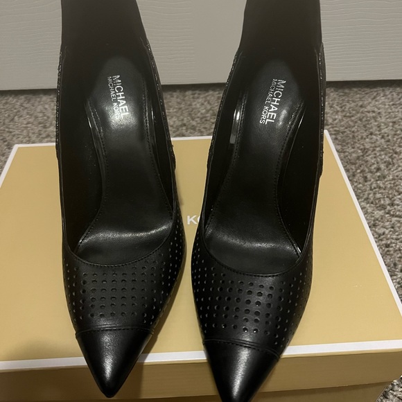 Michael Kors Pumps - Picture 3 of 5